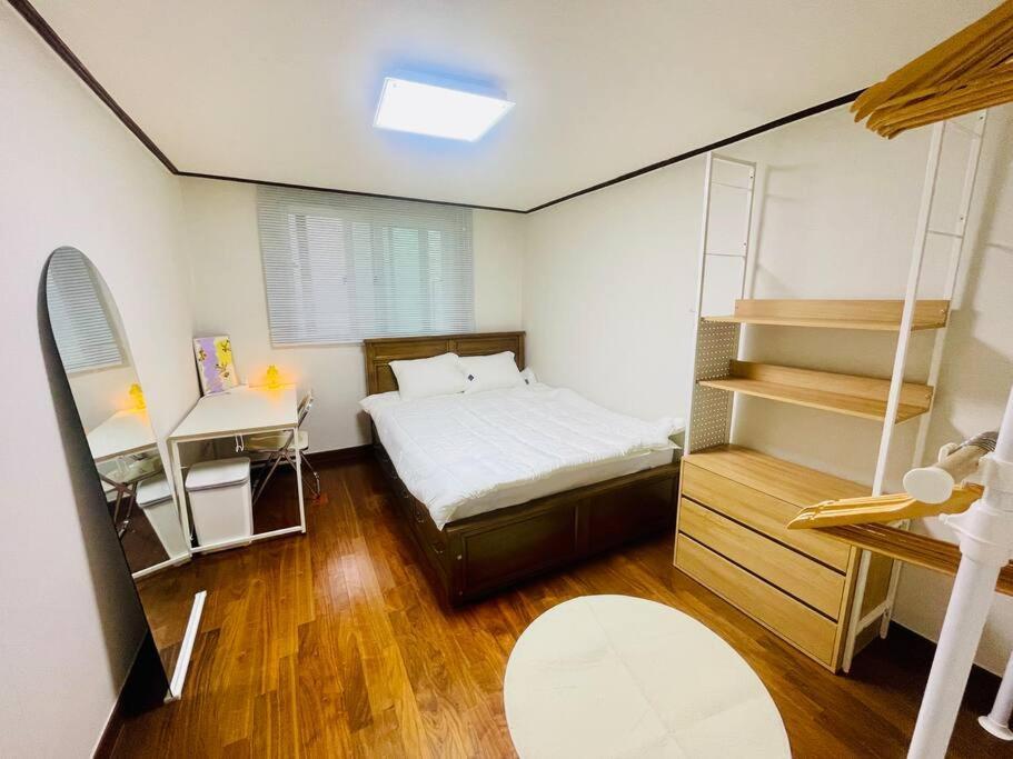 The Biggest Three Bedroom In Hongdae, Sinchon, Yonsei سيول المظهر الخارجي الصورة