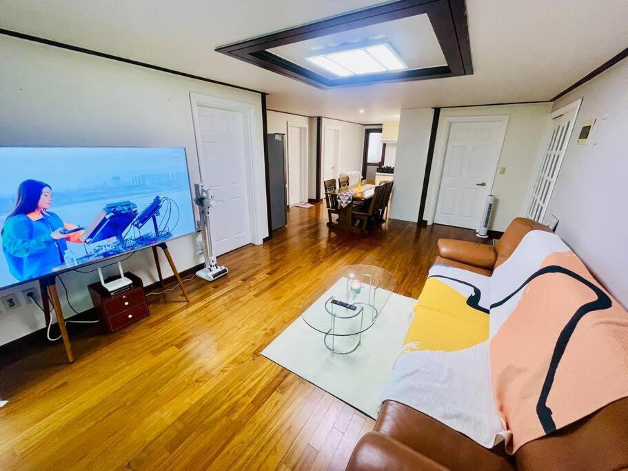 The Biggest Three Bedroom In Hongdae, Sinchon, Yonsei سيول المظهر الخارجي الصورة