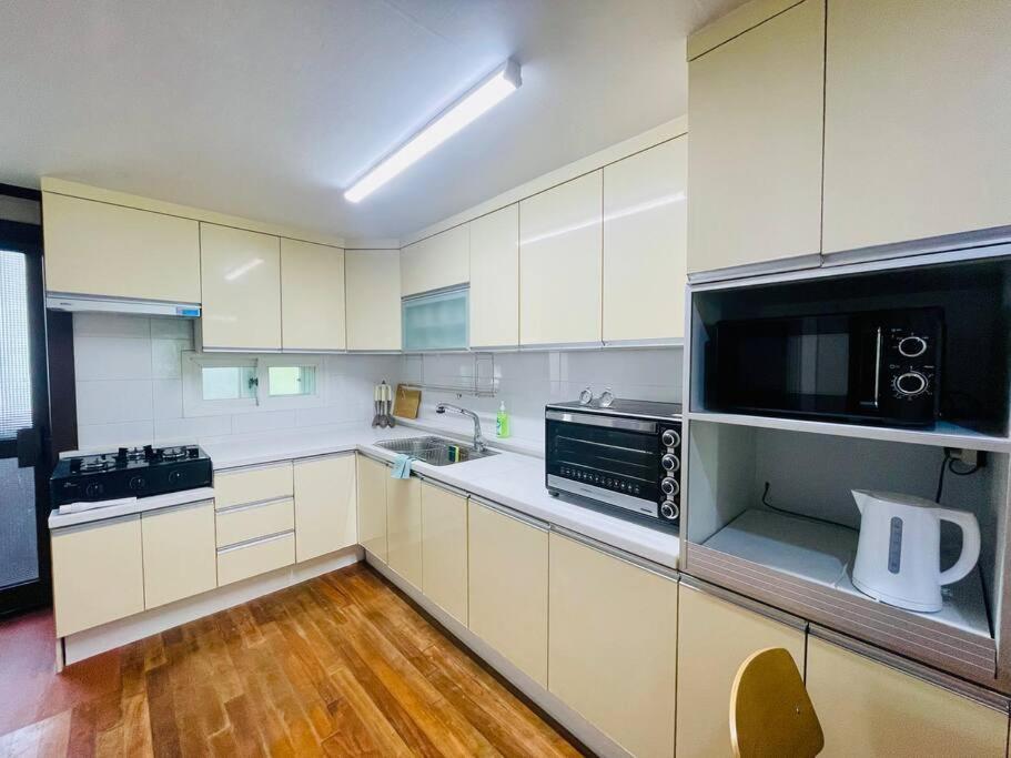 The Biggest Three Bedroom In Hongdae, Sinchon, Yonsei سيول المظهر الخارجي الصورة